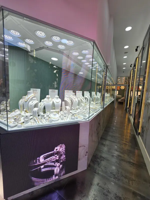 Gold Center Karşıyaka Mağaza Vitrini Altın Takı Displayi - İzmir Kuyumcu Süleyman Pırlanta