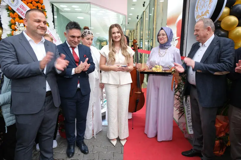 Gold Center Karşıyaka Mağaza Açılış Töreni Alkışlayan Davetliler - İzmir Kuyumcu Süleyman Pırlanta
